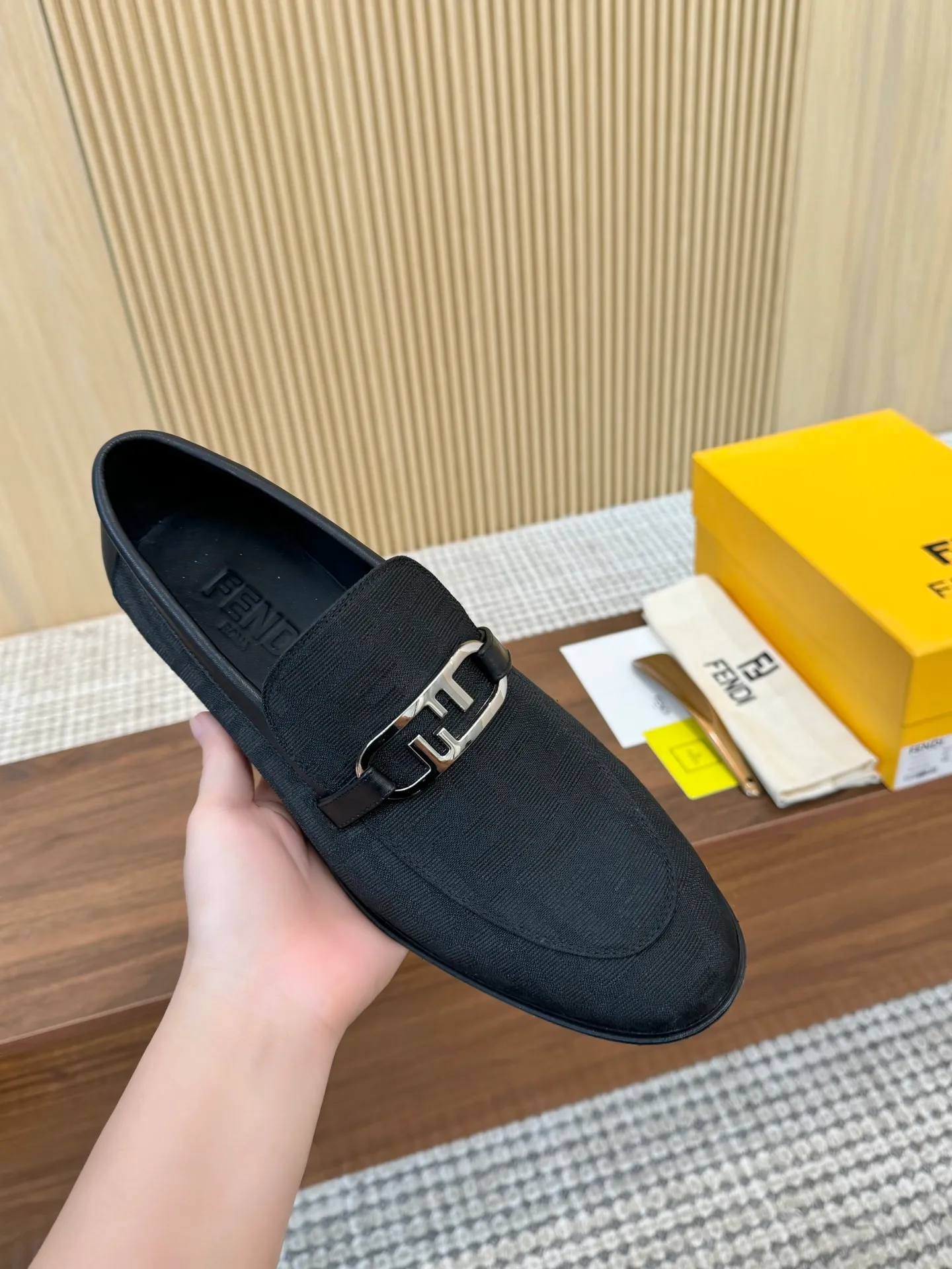 [FENDI] Top P: 980💰 ▪️Size: Men's 39-44. (Customized at 38.45.46) Fendi men's business casual leather shoes Imported brand cloth/calfskin/open edge beads/brand logo printing -Inside: Comfortable cowhide lining -Outsole: Genuine leather outsole with rubber backing embedded in the heel, perfect injection molding -Ultra-high quality control·Fine workmanship: highlighted (high-end·luxury·grade)